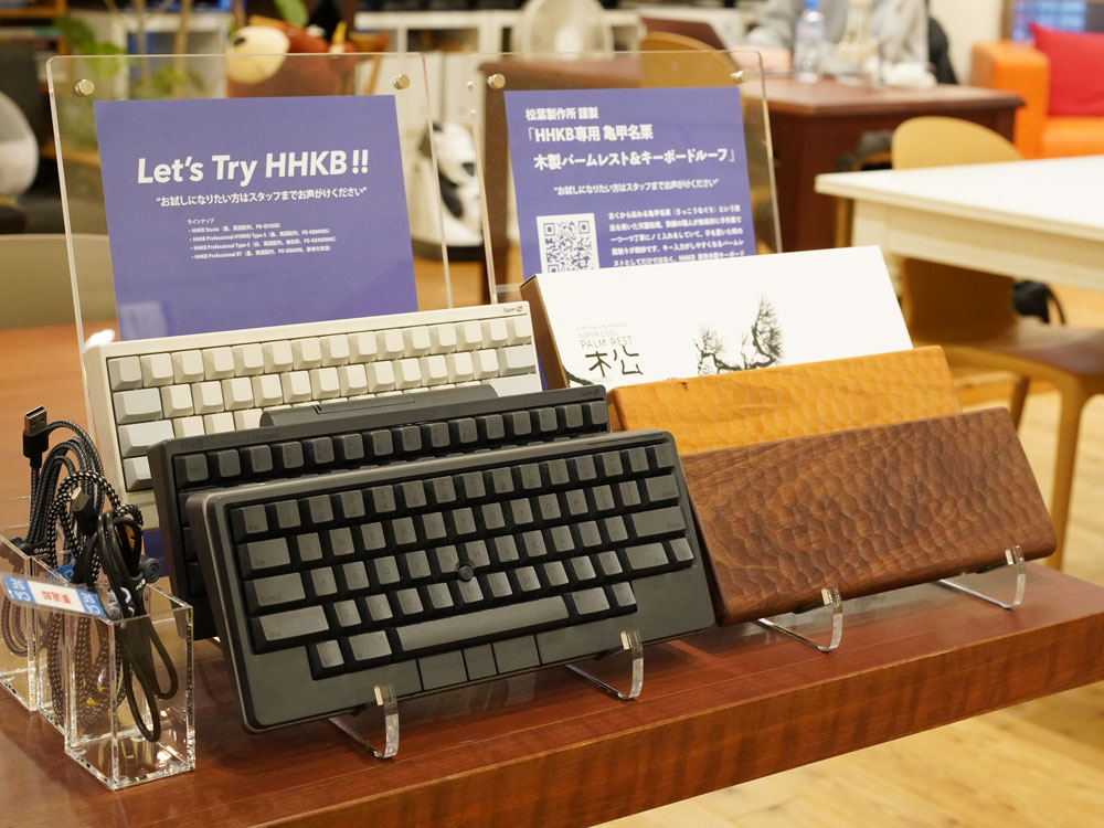 CASE Shinjukuで展示している「HHKB専用　亀甲名栗（きっこうなぐり）木製パームレスト＆キーボードルーフ」その3