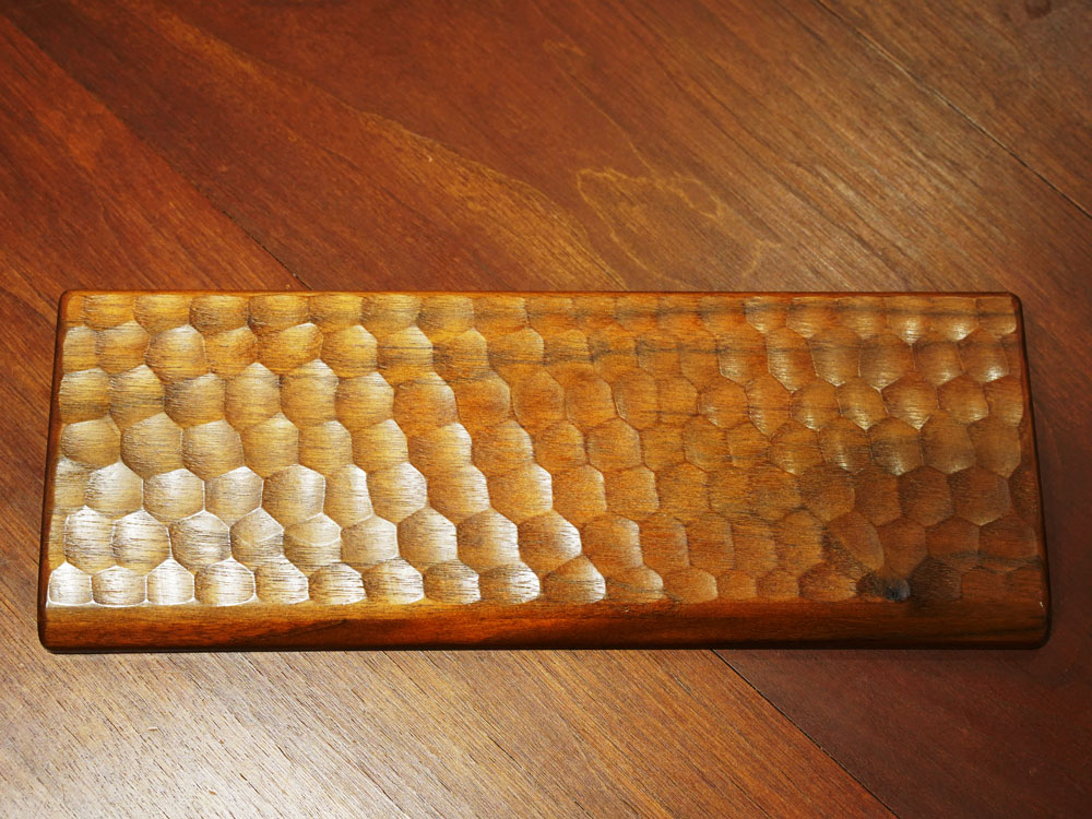 「HHKB専用　亀甲名栗（きっこうなぐり）木製パームレスト＆キーボードルーフ」初期型のウォールナット