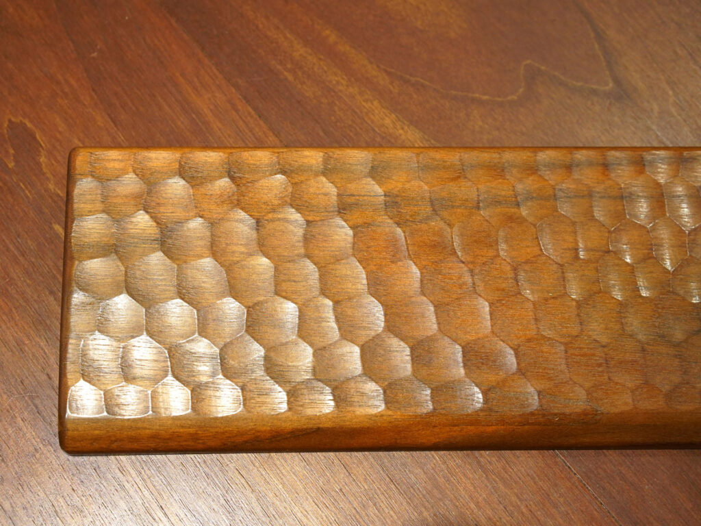 「HHKB専用　亀甲名栗（きっこうなぐり）木製パームレスト＆キーボードルーフ」の初期型のウォールナット