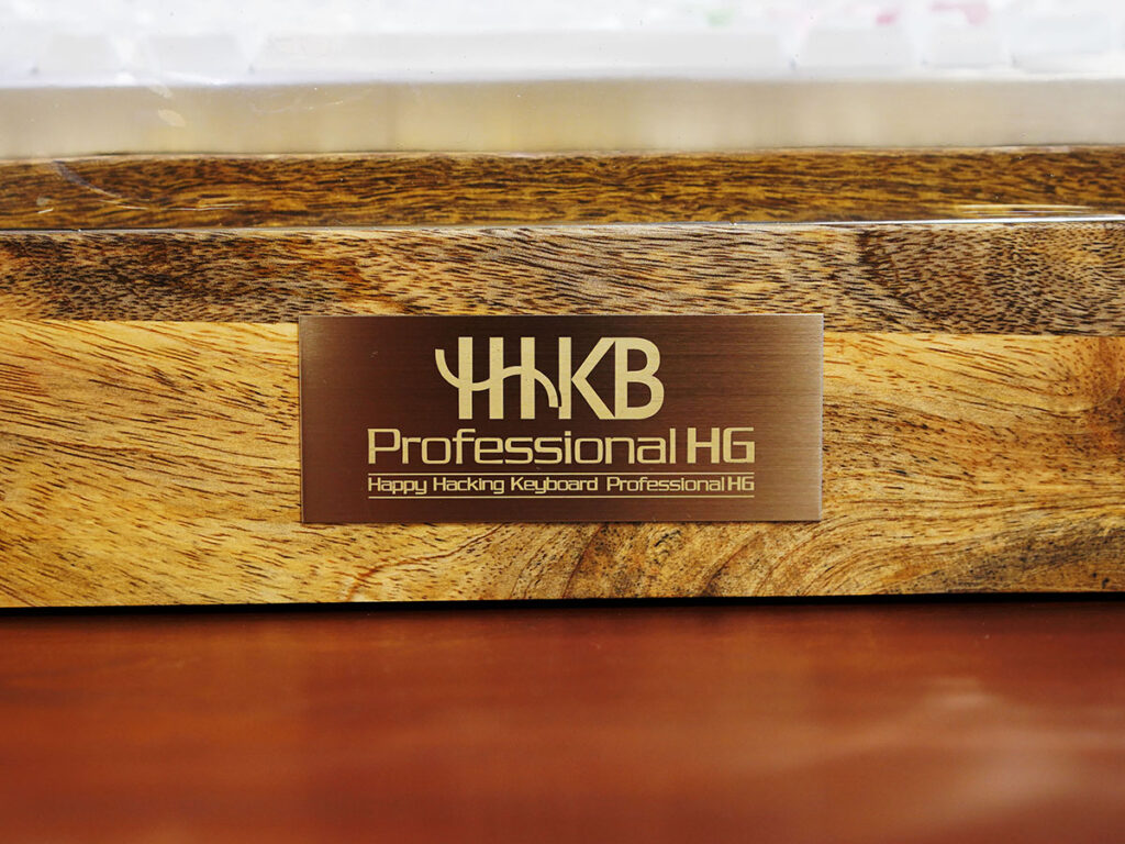 高田馬場にある「宮坂徽章」で作ってもらった「HHKB Professional HG」のアルミプレート