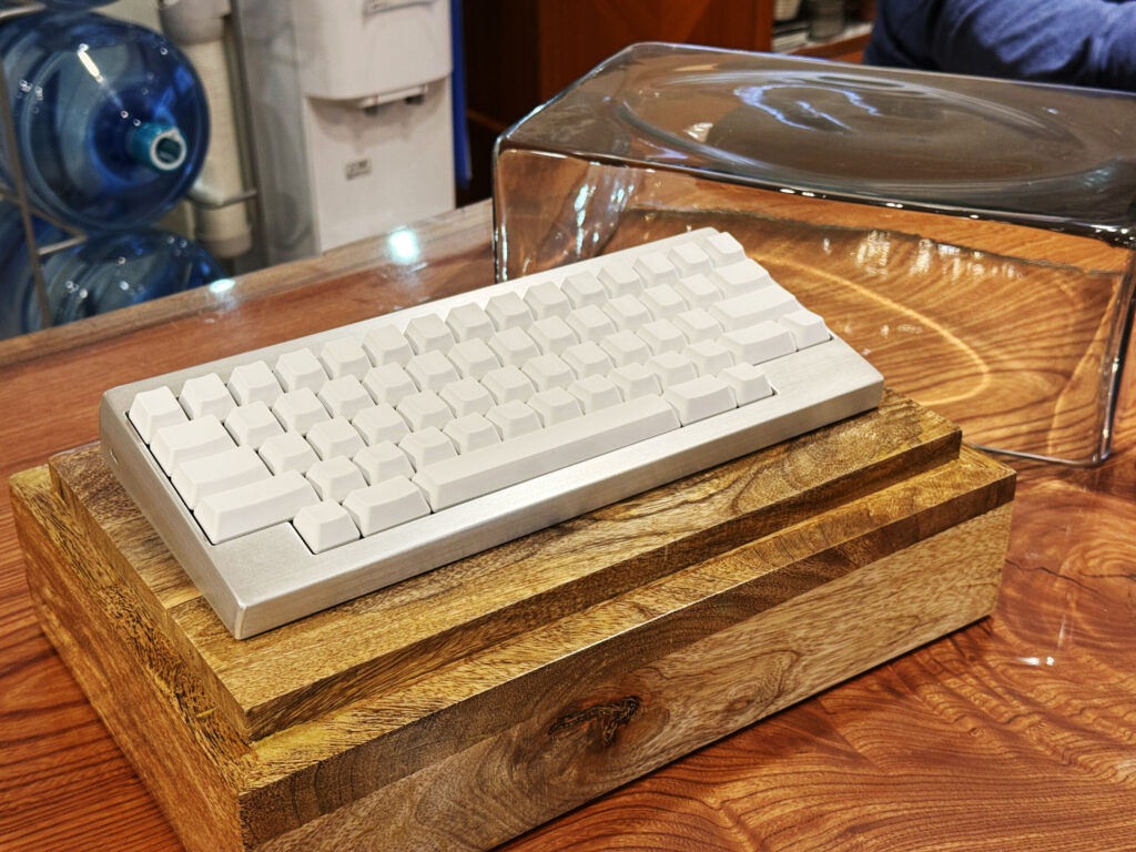 無刻印の「雪」のキートップに交換した「HHKB Professional HG」。だいぶ印象が違いますね。